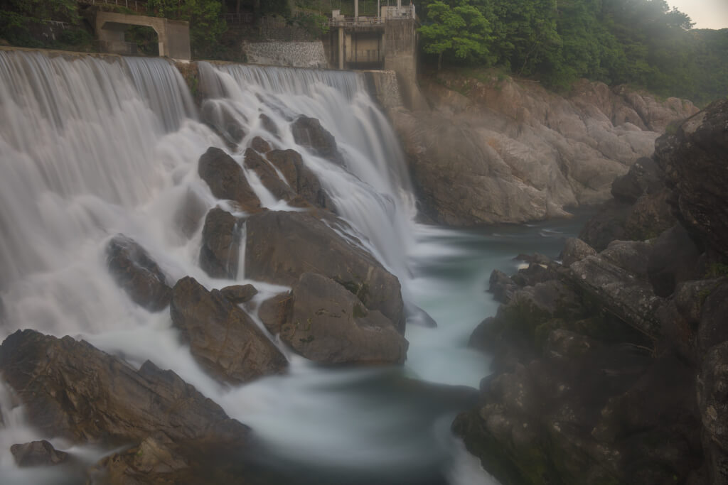 長篠堰堤ダム滝の写真
